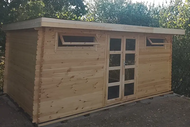 Fertiges Gartenhaus aus Holz mit Flachdach und Doppeltür