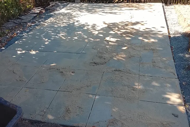 Fertig verlegtes Plattenfundament für das Gartenhaus