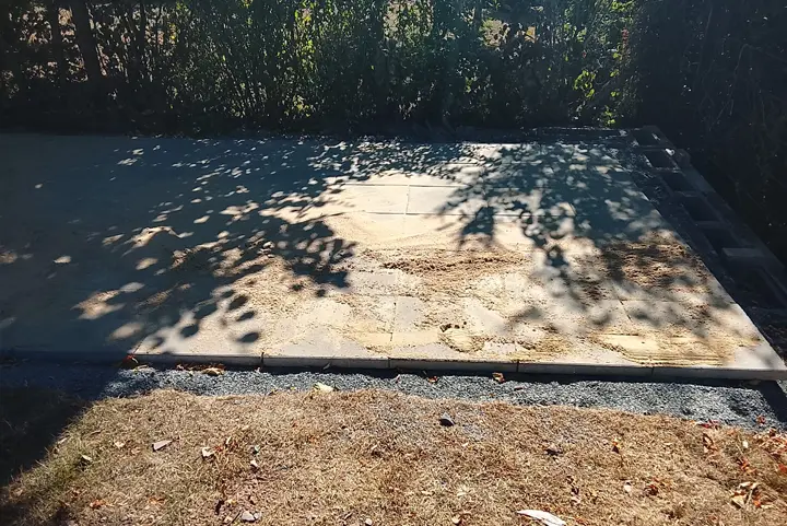Ausgehobene und mit Splitt eingefasste Fläche als Untergrund für das Gartenhaus
