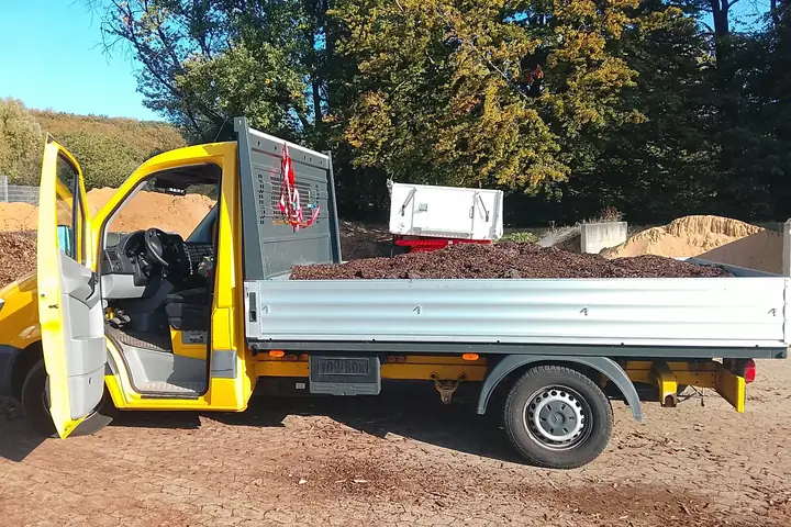 Pritschenwagen mit einer Ladung Rindenmulch