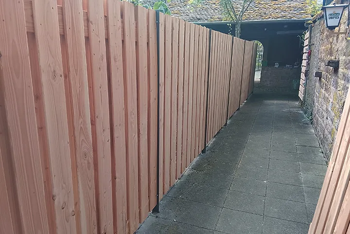 Fertig montierter Zaun entlang eines Grundstücks in Bexbach