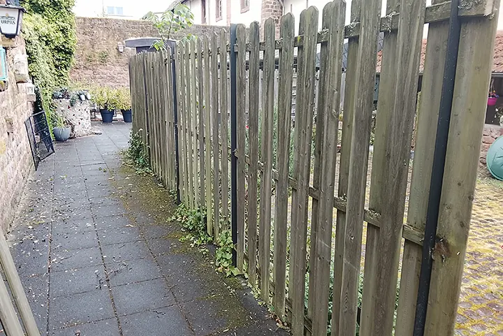 Gesetzte Zaunpfosten während der Montage